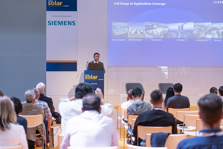 5 - 寧德時代儲能業(yè)務(wù)代表在國際太陽能會議發(fā)言2.jpg